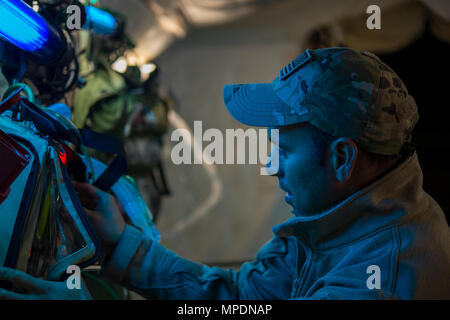 U.S. Air Force Tech. Le Sgt. Jose Rodriguez, 1e Escadron de soutien des opérations spéciales devoir indépendant technicien médical, prépare l'équipement médical pendant 17 Emerald Warrior à Hurlburt Field, en Floride, le 4 mars 2017. Emerald Warrior est un commandement des opérations spéciales des États-Unis au cours de l'exercice qui joint Special operations forces canadiennes s'entraînent pour répondre aux différentes menaces dans toute la gamme des conflits. (U.S. Air Force photo par un membre de la 1re classe Sean Carnes) Banque D'Images