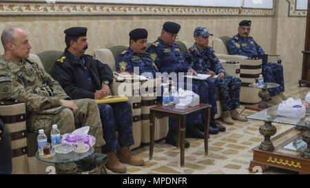 Le Lieutenant-colonel de l'armée américaine John Hawbaker, commandant du 1er Escadron, 73e Régiment de cavalerie, 2e Brigade Combat Team, 82e Division aéroportée, participe à une réunion avec la police fédérale de l'Iraq dans le cadre de sa mission de conseiller et d'aider près de Mossoul, en Irak, le 2 mars 2017. L'ampleur et la diversité de partenaires qui appuient la Coalition mondiale unifiée et démontrer la nature de l'effort pour vaincre ISIS. Groupe Force-Operation résoudre inhérent est la Coalition mondiale pour vaincre ISIS en Iraq et en Syrie. (U.S. Photo de l'armée par le sergent. Jason Hull) Banque D'Images