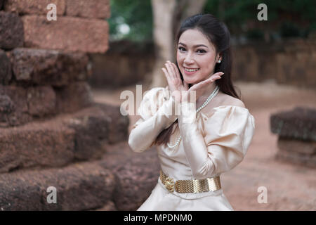 Heureux belle femme en robe traditionnelle Thaï Banque D'Images