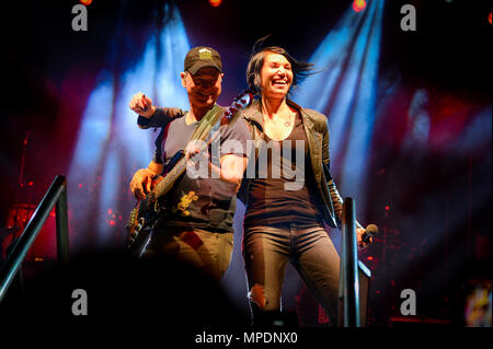 Gary Sinise, le lieutenant Dan Band electric bass player, et Molly, chanteur, Callinan en premier plan à base aérienne de Barksdale, en Louisiane, le 3 mars 2017. Le lieutenant Dan Band a participé à des installations militaires américaines depuis 2004. (U.S. Air Force photo/Navigant de première classe Stuart clair) Banque D'Images