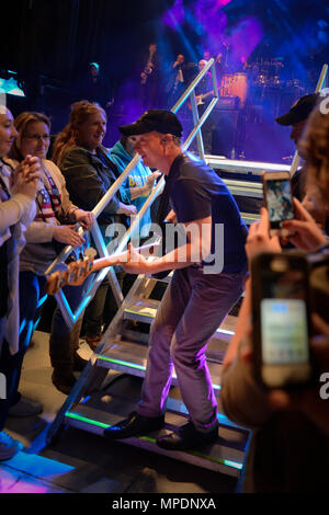 Gary Sinise, le lieutenant Dan Band, electric bass player, quitte la scène à jouer parmi la foule à base aérienne de Barksdale, en Louisiane, le 3 mars 2017. En 2011, Sinise fondé le Gary Sinise fondation pour aider les membres du service, les anciens combattants, les premiers intervenants et leur famille. (U.S. Air Force photo/Navigant de première classe Stuart clair) Banque D'Images