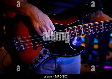 Gary Sinise, le lieutenant Dan Band electric bass player, joue sur scène à base aérienne de Barksdale, en Louisiane, le 3 mars 2017. C'est la première fois que le lieutenant Dan Band effectuée à Barksdale. (U.S. Air Force photo/Navigant de première classe Stuart clair) Banque D'Images