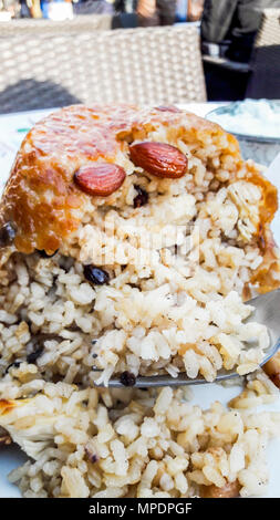 Turkish perde Pilavi / Drape pilaf de poulet avec amandes et raisins, Siirt turc (cuisine) Banque D'Images