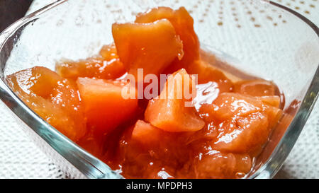 Confiture de coings / marmelade dans tasse verre alimentaire petit-déjeuner turc. Banque D'Images