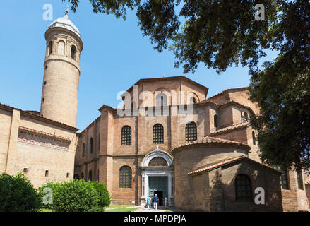 Ravenna, Ravenne, Italie Province. Entrée de 6e siècle Basilica di San Vitale. La basilique fait partie du patrimoine mondial de l'UNESCO de Ravenne groupe d'ea Banque D'Images