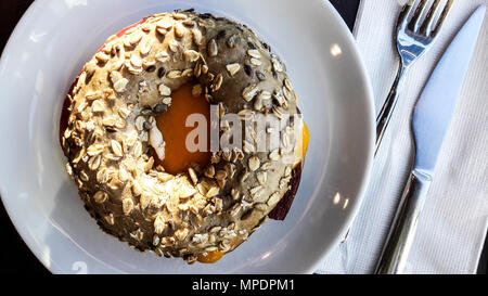 Cekirdekli Simit / Bagel avec fromage cheddar blanc sur plaque (concept de restauration rapide) Banque D'Images