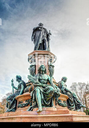 Monument du roi Max II à Munich, Maximilien street. La statue a été construit en 1875 par Ferdinand von Miller. Banque D'Images