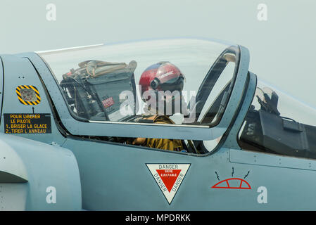 Pilote de chasse Yannick ' Thor ' Vallet avec l'indicatif ' Fahrenheit ' sur le casque, pilote d'affichage aérien du Mirage 2000 de l'armée de l'air française. Auvent de cockpit Banque D'Images