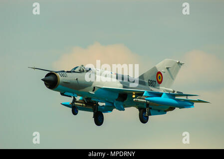 Force aérienne roumaine Mikoyan Gourevitch MiG-21 Lancer fighter jet, l'atterrissage. La guerre froide soviétique aéronefs encore en service avec la Roumanie Banque D'Images