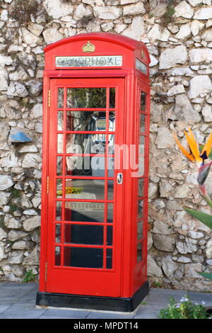 De style typiquement anglais vintage cabine téléphonique située dans la ville de Gibraltar Banque D'Images