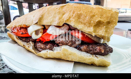 Kofte turc Ekmek / Meatball Sandwich avec les tomates, l'oignon et le poivron vert. Restauration rapide traditionnelle. Banque D'Images