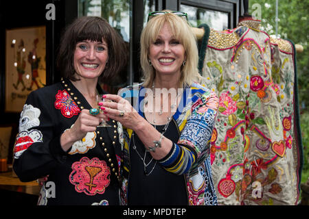 Artiste Broderie britannique Louise Gardiner avec l'actrice Joanna Lumley au RHS Chelsea Flower Show. Banque D'Images