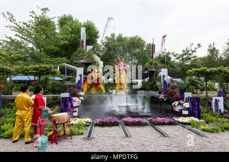 RHS Chelsea Flower Show avec une troupe de danseurs du Lion Chinois Wuhan au jardin de l'eau conçu par Laurie Chatwood et Patrick Collins. Banque D'Images