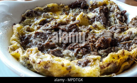 Oeufs brouillés avec turc Kavurma / enquête - OMLET ou omelette. Petit-déjeuner traditionnel. Banque D'Images