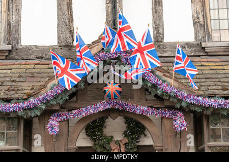 La famille royale des décorations de Noël avec de vieilles poutres en chêne drapeaux Union Jack rouge blanc et bleu de guirlandes et un drapeau britannique bauble Banque D'Images