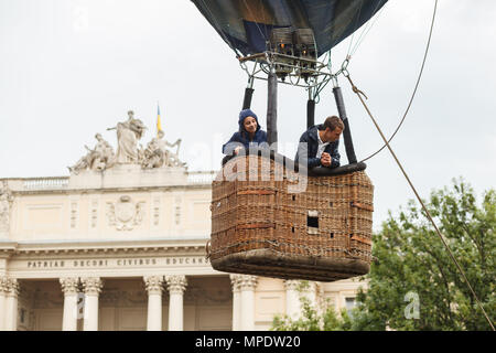 LVIV, UKRAINE - le 22 mai 2018. Démarrage de ballon sur la place en face de l'Université Ivan Franko Banque D'Images