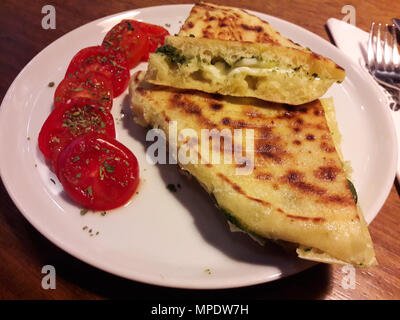 Turkish Bazlama Tost / sandwich grillé au pesto et tomates cerises. Restauration rapide. Banque D'Images