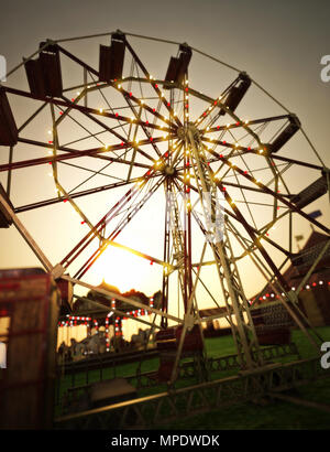 Carnival midway contexte avec grande roue et carrousel . Le rendu 3D Banque D'Images