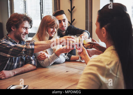 Groupe de jeunes amis s'amuser et rire tout en dînant au restaurant en table Banque D'Images