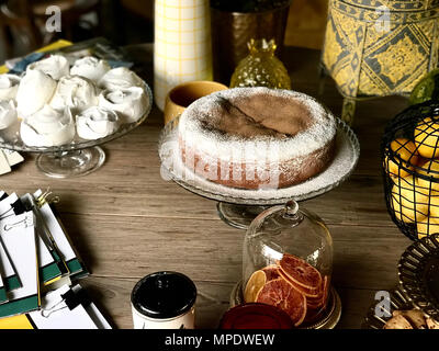 Ensemble de la Tarte avec la meringue / Concept de décoration. Concept de dessert. Banque D'Images