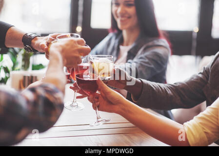 Mains de gens avec des verres de whisky ou de vin, de célébrer et de grillage en l'honneur de la célébration de mariages ou d'autres Banque D'Images