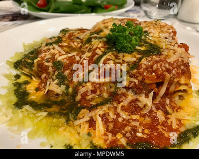 Lasagnes à la viande hachée traditionnelle Bolognese sauce pesto et servi au restaurant. L'alimentation biologique. Banque D'Images