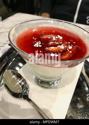 Panna Cotta aux fraises en Verrines servis au restaurant. Concept de dessert. Banque D'Images