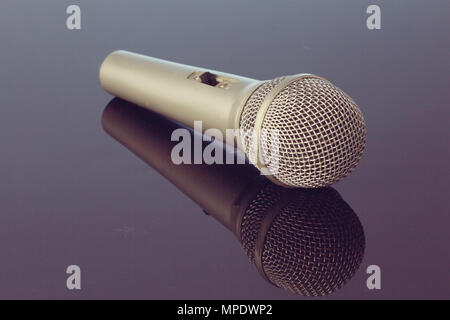 Microphone en acier argent posé sur la table Banque D'Images