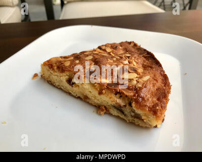 Tranche de gâteau croustillant aux fruits et les prunes à café Shop. Sreet Food. Banque D'Images