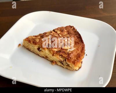 Tranche de gâteau croustillant aux fruits et les prunes à café Shop. Sreet Food. Banque D'Images