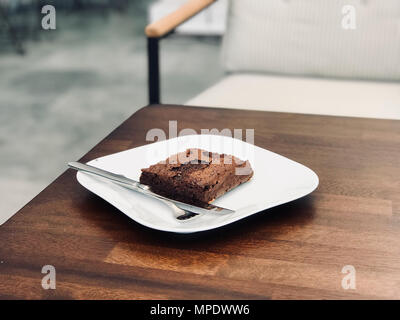 Gâteau au chocolat Brownie bio / pas de farine sans gluten Dessert au Café Shop sur la surface en bois. Banque D'Images