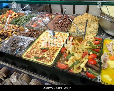 / Turc traditionnel servi dans les aliments faits maison Karadeniz Big bacs à partir du restaurant à vendre. Banque D'Images