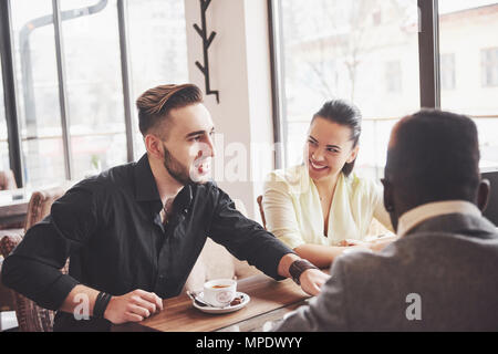 La diversité de démarrage d'équipe Réunion de réflexion Concept. Les collègues de l'Équipe Entreprises Partager économie mondiale Rapport Document de planification de travail pour ordinateur portable.People Start Up.Groupe de jeunes hipsters discuter Cafe Banque D'Images