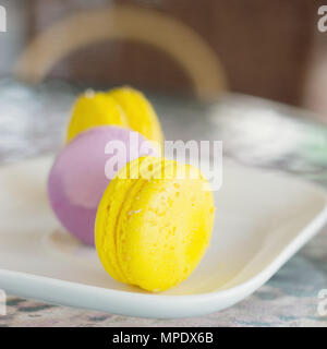 Dessert macaron jaune servi sur une table Banque D'Images