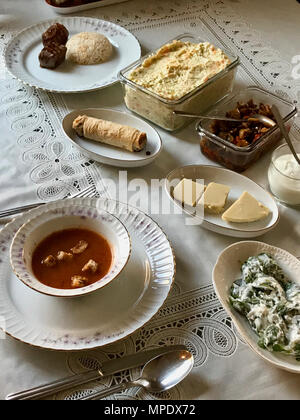 La nourriture turque maison soupe de tarhana, Borek, Favai la viande et du riz Pilav ou Pilaf. La nourriture traditionnelle. Banque D'Images