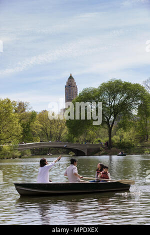 New York City, NY / États-Unis d'Amérique, 5 mai 2018 : les personnes bénéficiant de l'Central Park in a sunny day Banque D'Images