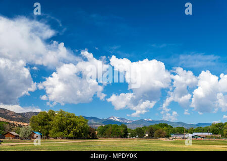 Puffy nuages blancs sur un ciel bleu azur clair ; Vandaveer Ranch ; Salida, Colorado, USA Banque D'Images