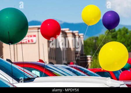 Ballons colorés ; vent ; automobile ; concessionnaire ; Salida Colorado ; USA Banque D'Images