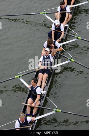 La course de bateaux Xchanging, Oxford vs Cambridge University, l'équipage d'Oxford célébrer après avoir remporté le 157e rapport annuel boat race - Moritz Hafner, Ben Myers, Alec Dent, Ben Ellison, Karl Hudspith, Constantine Louloudis, George Whittaker, Simon Hislop et Cox Sam Levy d'hiver sur la rivière Thames, London, 26 mars 2011 Banque D'Images