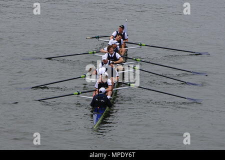 La course de bateaux Xchanging, Oxford vs Cambridge University, l'équipage d'Oxford célébrer après avoir remporté le 157e rapport annuel boat race - Moritz Hafner, Ben Myers, Alec Dent, Ben Ellison, Karl Hudspith, Constantine Louloudis, George Whittaker, Simon Hislop et Cox Sam Levy d'hiver sur la rivière Thames, London, 26 mars 2011 Banque D'Images