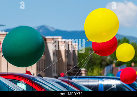 Ballons colorés ; vent ; automobile ; concessionnaire ; Salida Colorado ; USA Banque D'Images