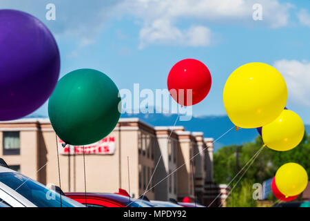 Ballons colorés ; vent ; automobile ; concessionnaire ; Salida Colorado ; USA Banque D'Images