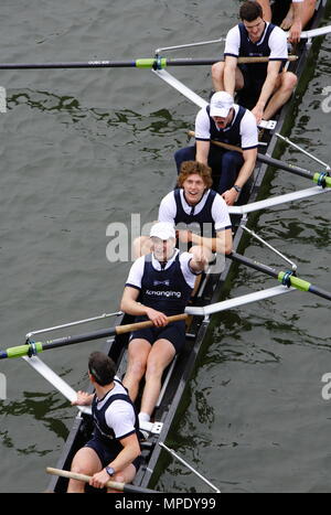 La course de bateaux Xchanging, Oxford vs Cambridge University, l'équipage d'Oxford célébrer après avoir remporté le 157e rapport annuel boat race - Moritz Hafner, Ben Myers, Alec Dent, Ben Ellison, Karl Hudspith, Constantine Louloudis, George Whittaker, Simon Hislop et Cox Sam Levy d'hiver sur la rivière Thames, London, 26 mars 2011 Banque D'Images