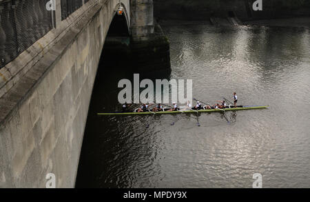 La course de bateaux Xchanging, Oxford vs Cambridge University, l'équipage d'Oxford célébrer après avoir remporté le 157e rapport annuel boat race - Moritz Hafner, Ben Myers, Alec Dent, Ben Ellison, Karl Hudspith, Constantine Louloudis, George Whittaker, Simon Hislop et Cox Sam Levy d'hiver sur la rivière Thames, London, 26 mars 2011 Banque D'Images