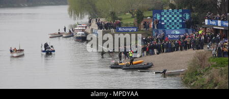 La course de bateaux Xchanging, Oxford vs Cambridge University, l'équipage d'Oxford célébrer remportant la 157e course de bateau annuel avec le traditionnel le dunk Cox dans l'eau - la rivière Thames, London, 26 mars 2011 Banque D'Images