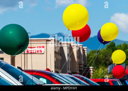 Ballons colorés ; vent ; automobile ; concessionnaire ; Salida Colorado ; USA Banque D'Images