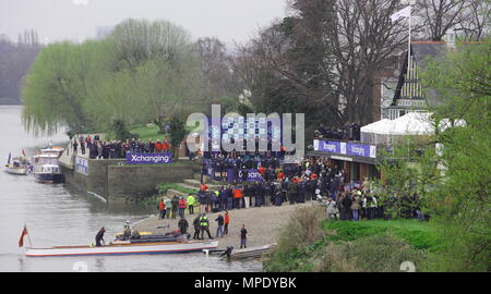 La course de bateaux Xchanging, Oxford vs Cambridge University, l'équipage d'Oxford célébrer remportant la 157e course de bateau - trophée annuel de la rivière Thames, London, 26 mars 2011 Banque D'Images