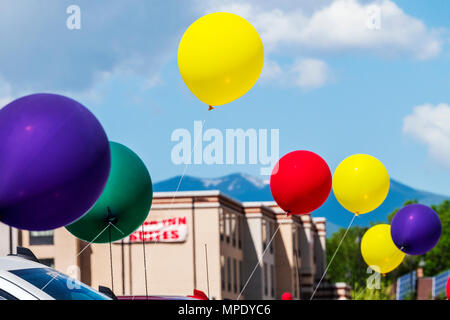 Ballons colorés ; vent ; automobile ; concessionnaire ; Salida Colorado ; USA Banque D'Images