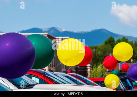 Ballons colorés ; vent ; automobile ; concessionnaire ; Salida Colorado ; USA Banque D'Images