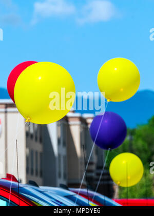 Ballons colorés ; vent ; automobile ; concessionnaire ; Salida Colorado ; USA Banque D'Images